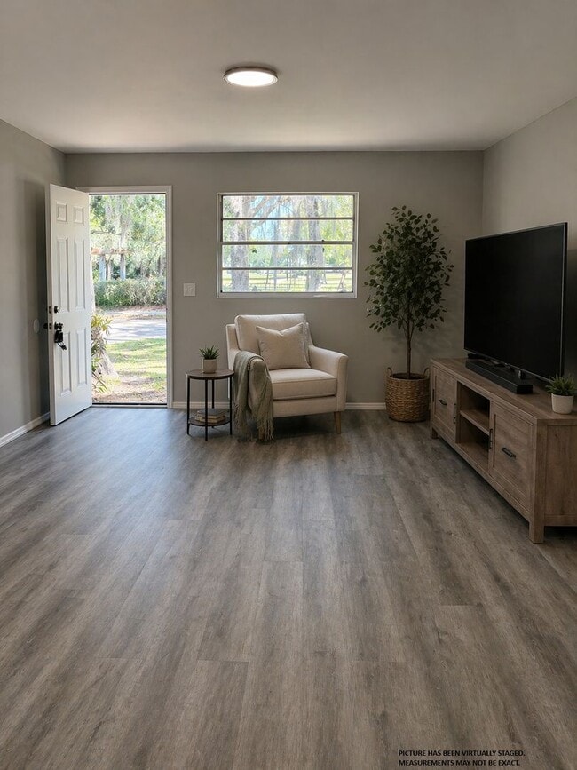 Building Photo - Newly Renovated 2 Bedroom Duplex in Maitland Available Now! Modern Finishes!