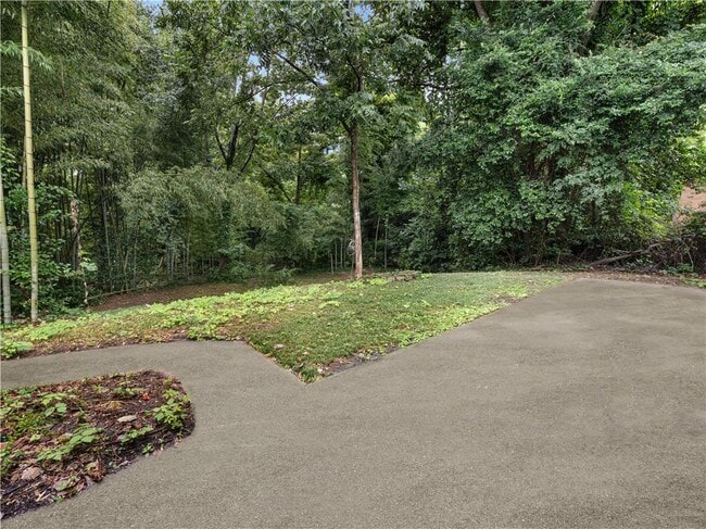 Building Photo - 1685 Dunwoody Pl NE