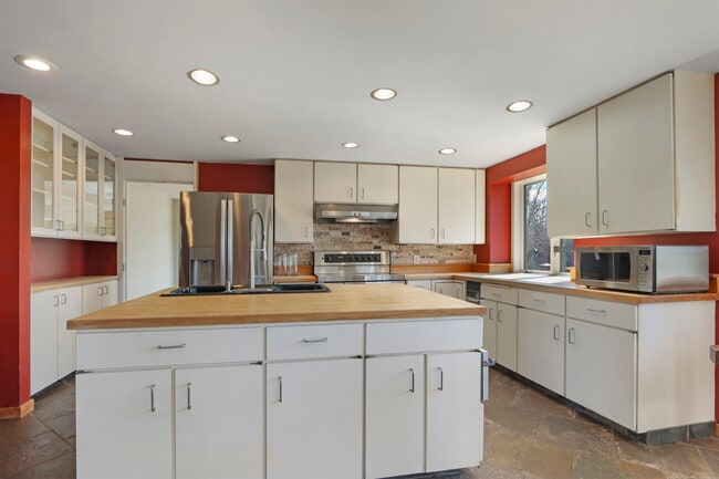 Building Photo - 6147 Taylor Ave