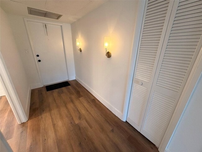 Building Photo - 605 Oaks Dr