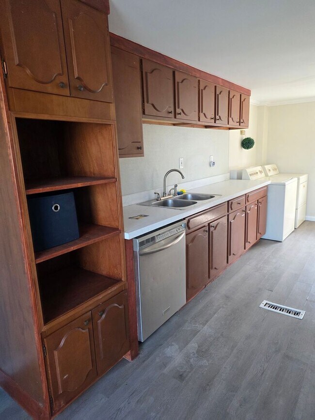 Building Photo - 4 Bedroom 3 Bathroom House in Syracuse