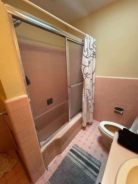 1st fl bath for bedroom 3 &4 - 130 Chews Landing Rd