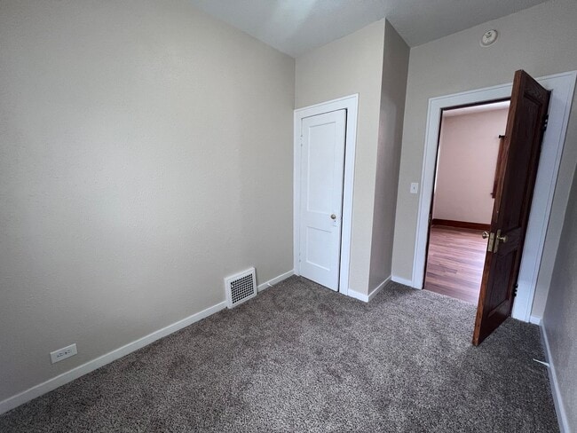 Building Photo - Three Bedroom Single Family Home on SW Side!