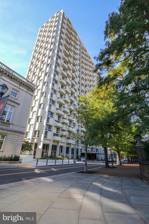 Building Photo - 604 S Washington Square