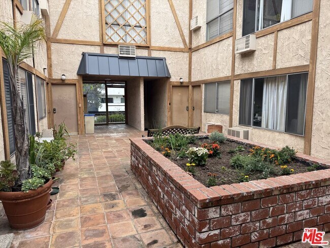 Building Photo - 2141 S Bentley Ave