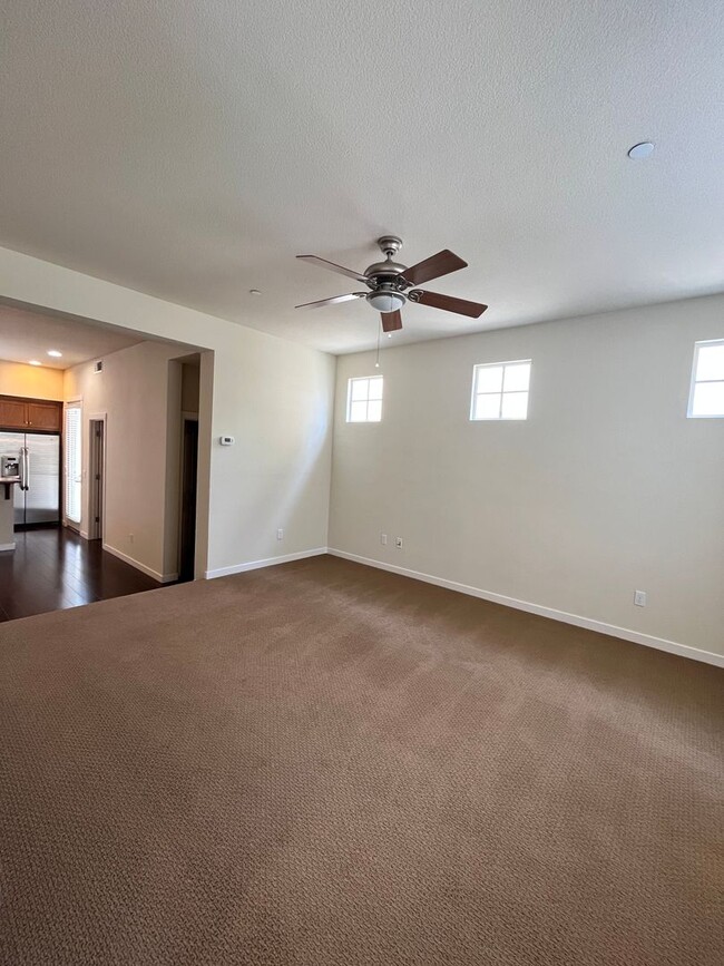 Building Photo - Spacious & Updated 3 Bedroom Home Walking ...