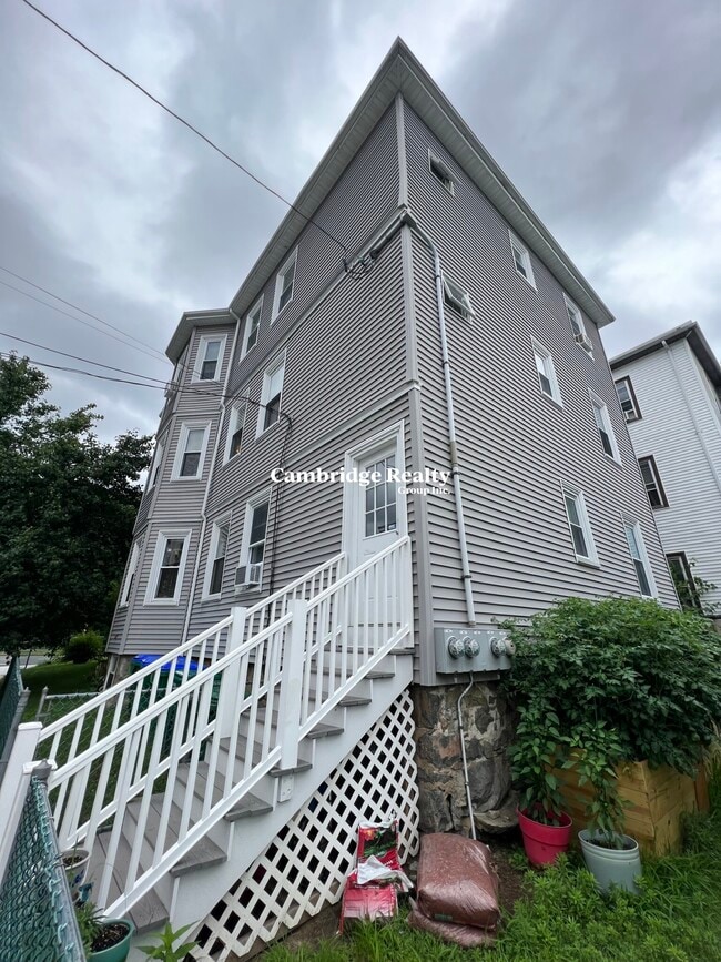 Building Photo - 204 Fellsway W