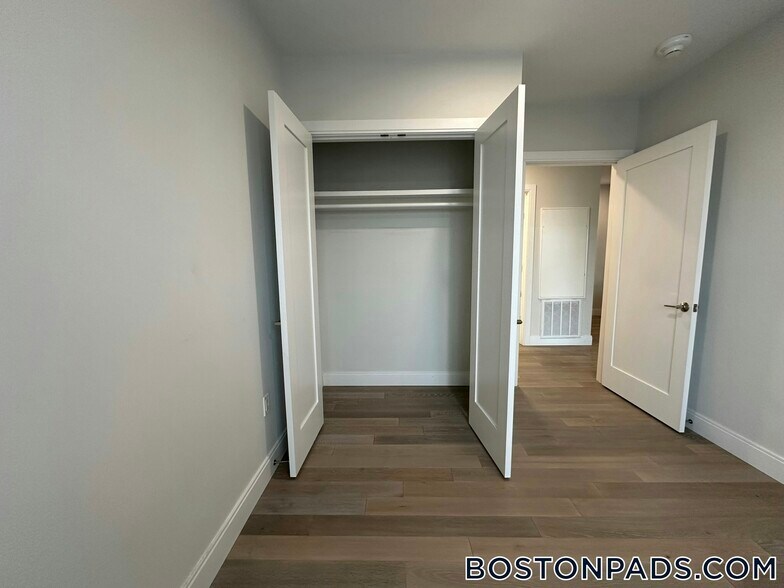 Building Photo - 152 Liverpool St