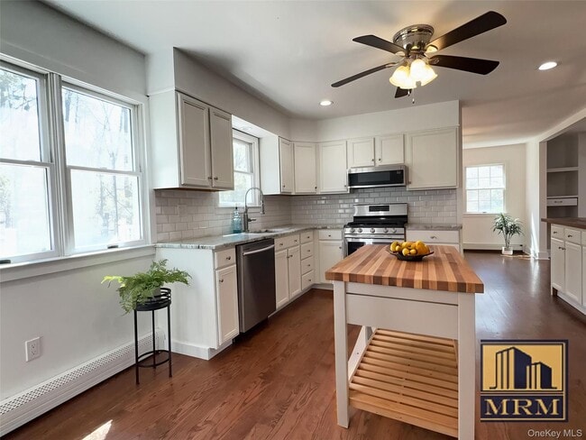 Building Photo - 18 Bayles Ave