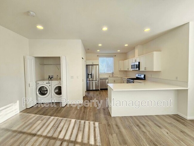 Building Photo - 946 NW Highgarden Dr