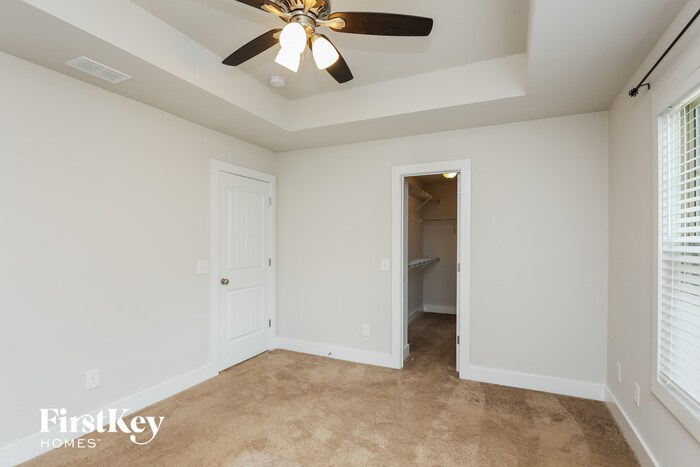 Building Photo - 2375 Belaire Dr