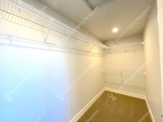 Building Photo - 4BR SE Bend home in great neighborhood wit...
