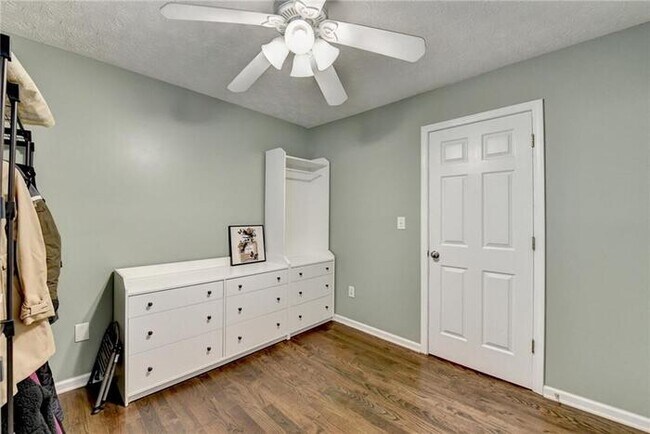 Building Photo - House 3 Beds 3 Baths
