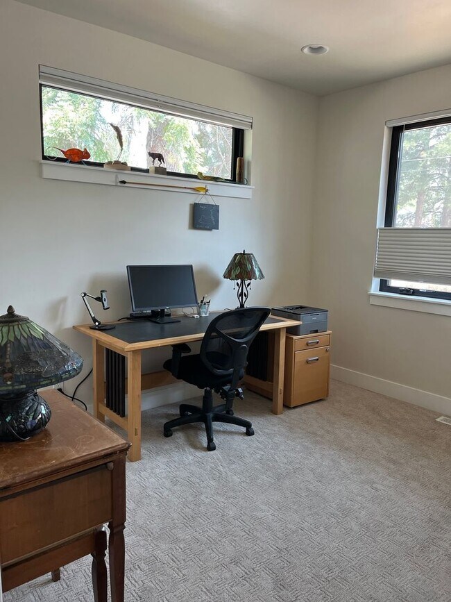 Building Photo - Charming Modern Home in the Heart of Bend