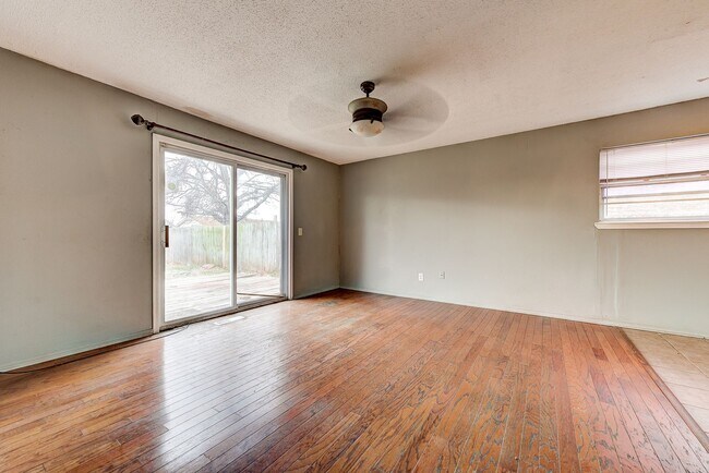Building Photo - Updated Edmond Home with Newer Flooring