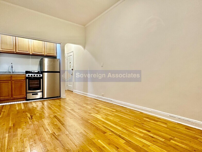 Building Photo - 328 W 83rd St