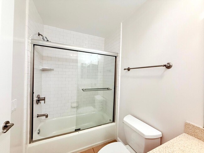 Building Photo - Fantastic Spacious 2 bed 2 bath condo in prime Sherman Oaks - Studio City with Pool and Gym!