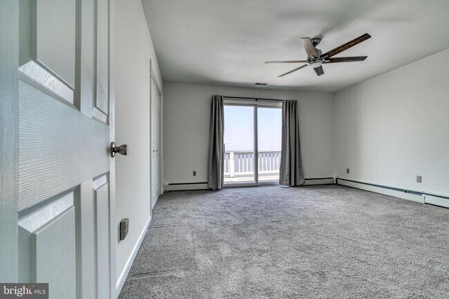 Building Photo - 2166 Lake Dr