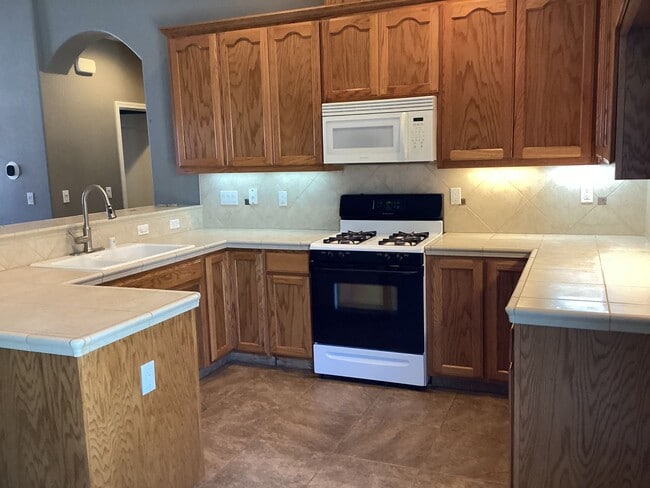 Building Photo - NOW AVAILABLE!! BEAUTIFUL GUSTINE HOME LOC...