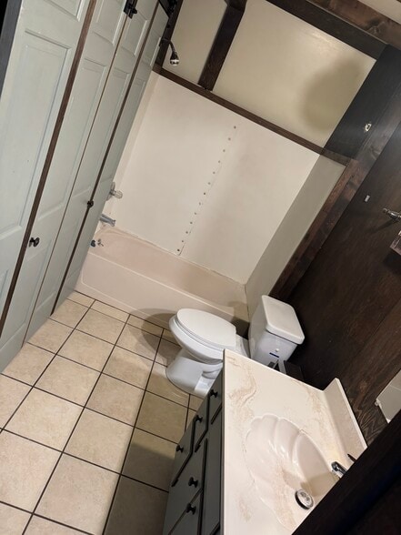 Building Photo - 571 Martha Ave