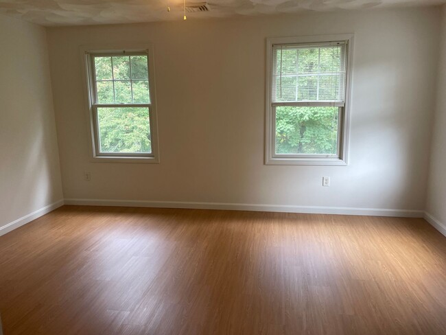 Building Photo - Newly Renovated Townhouse Style Condo For ...