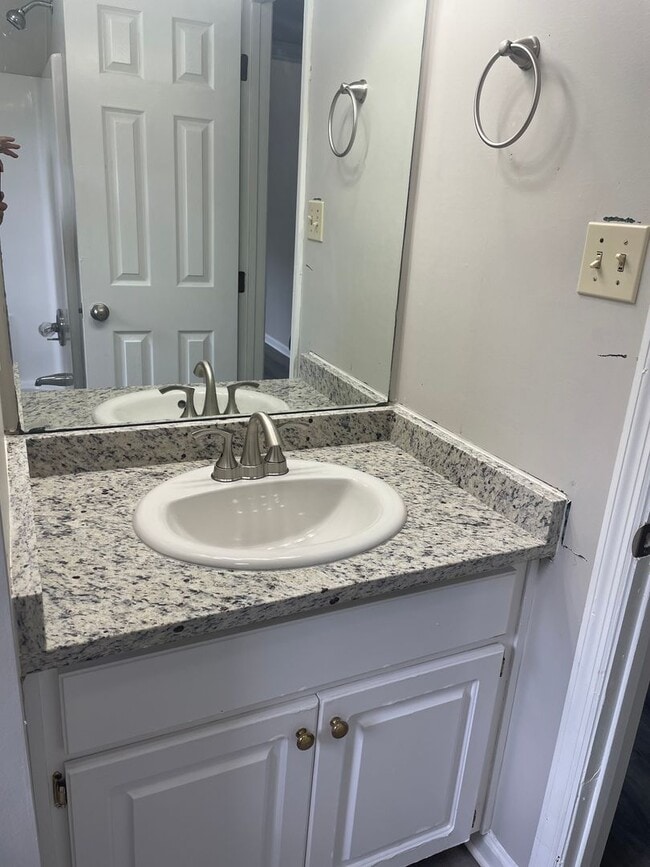 Building Photo - Beautiful 3 Bedroom 2 Bath Home