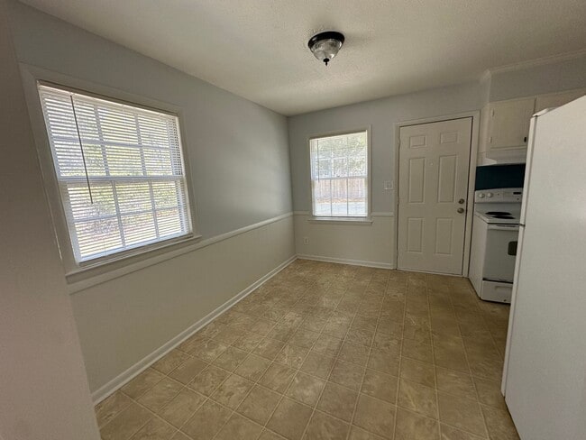 Building Photo - Pet Friendly 2 Bedroom 1.5 Bath Townhome Available Now for Move-in!