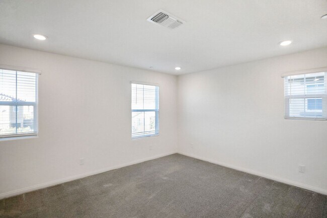 Building Photo - INSPIRADA BEAUTY WITH BED AND FULL BATH ON 1ST FLOOR