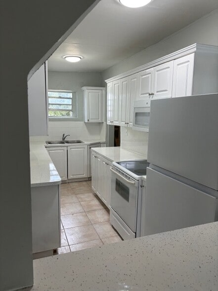 Building Photo - 417 SW 7th Ter