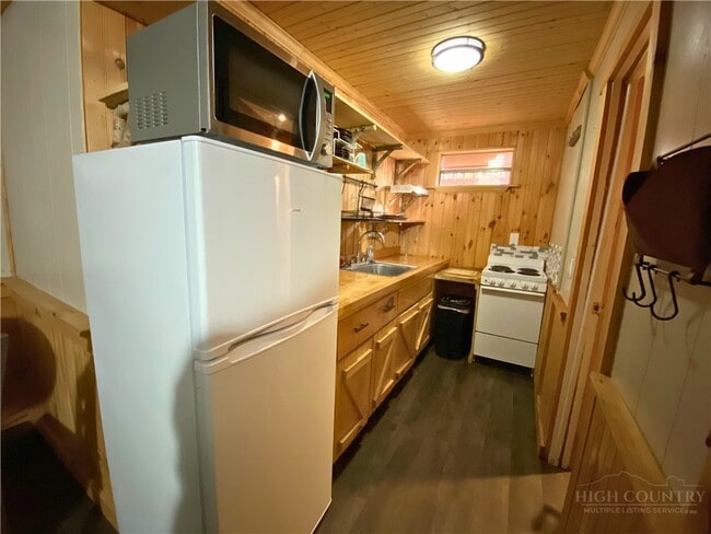 Building Photo - 143 Ridge Crest Dr