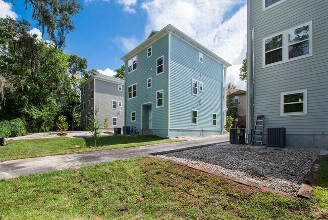 Building Photo - 834 SW 9th St