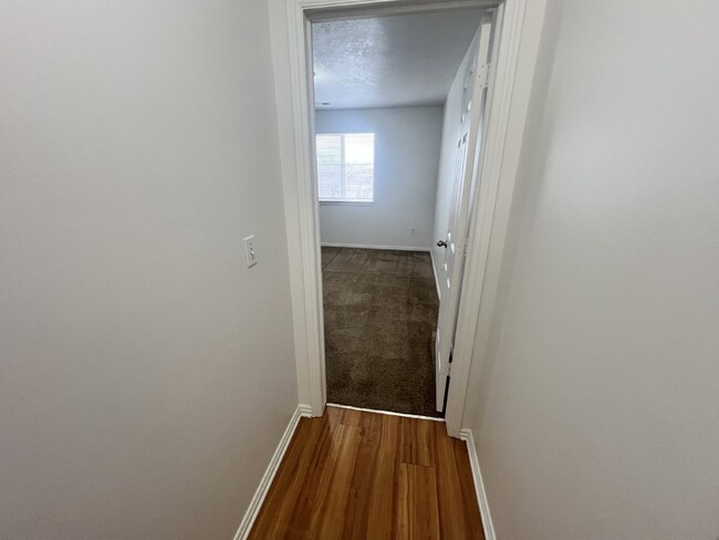 Building Photo - 2 Bed 1 bath in Kearns with Video Tour