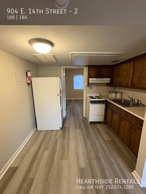 Building Photo - 904 E 14th St