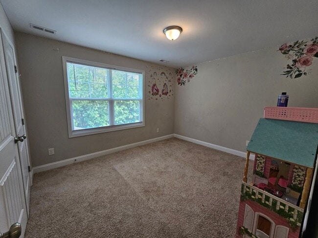 Building Photo - New Listing