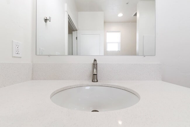 Building Photo - "Discover Comfort & Style: Spacious 3-Bed,...