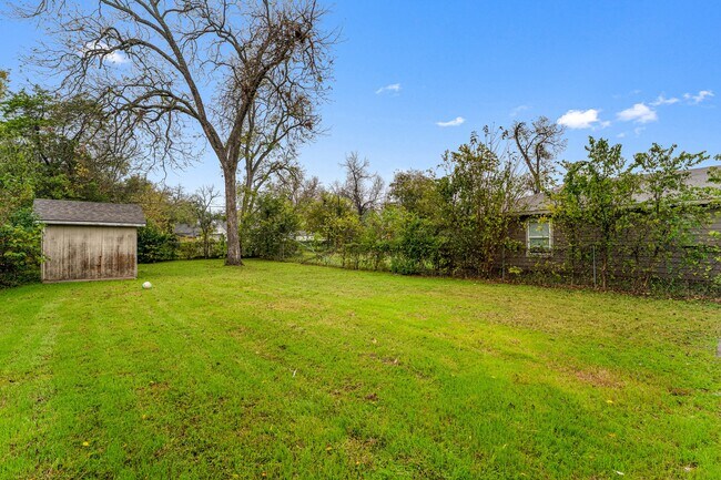 Building Photo - 820 Pecan Ave