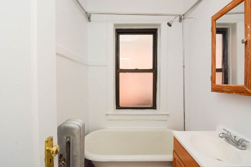 Building Photo - 3304 W Schubert Ave