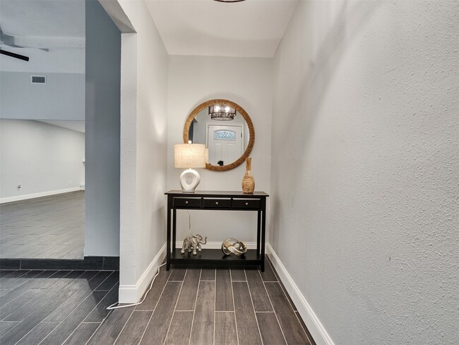 Building Photo - 2123 Quail Valley E Dr