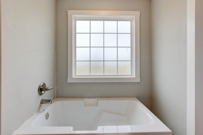 Building Photo - 127 Riverbend Dr