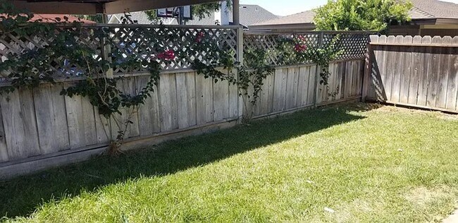 Building Photo - 3 Bed, 1.5 Bath Duplex