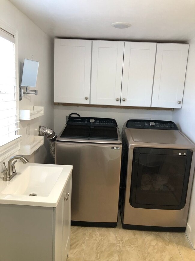 Building Photo - 307 W 8th St