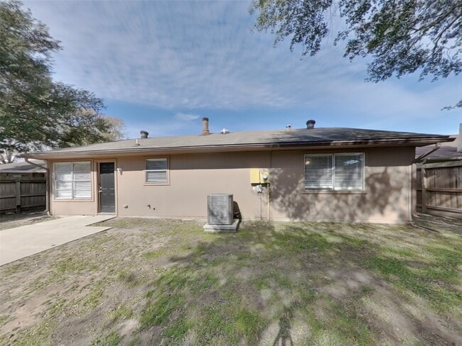 Building Photo - 7206 Sonnet Glen Ln