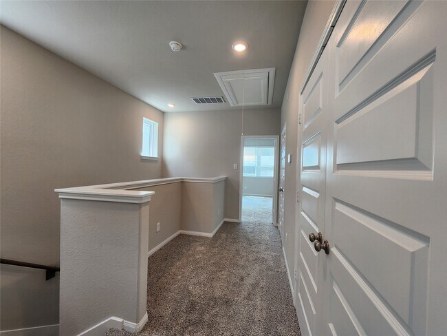 Building Photo - 1513 Lakeline Oak Dr