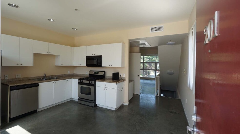 Building Photo - 922 W 23rd St