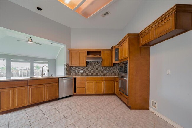 Building Photo - 311 N Esplanade Ln