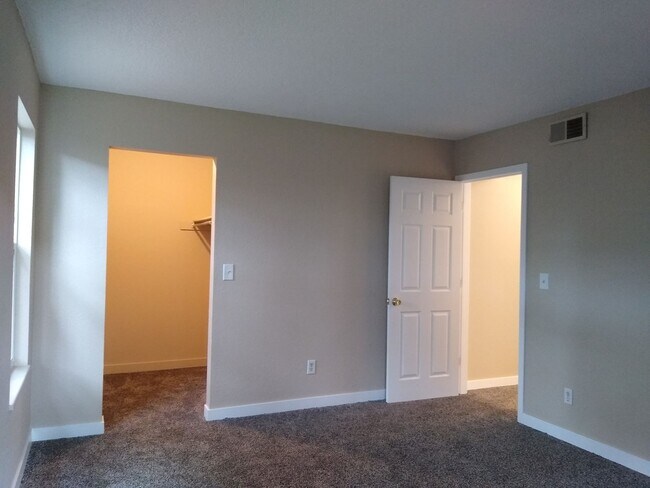 Building Photo - Charming 2 Bedroom 2 Bath w/ Large Yard, 1 Car Garage and Central Air/Heat