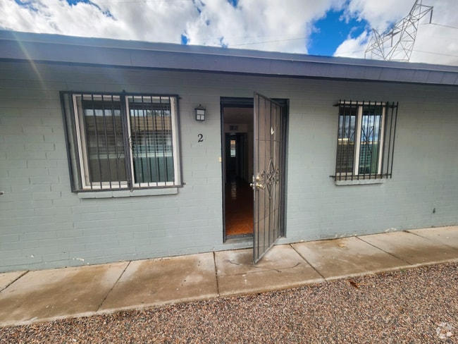 Building Photo - 305 N 93rd St