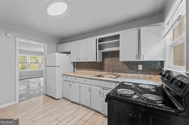 Building Photo - 147 Burnside St