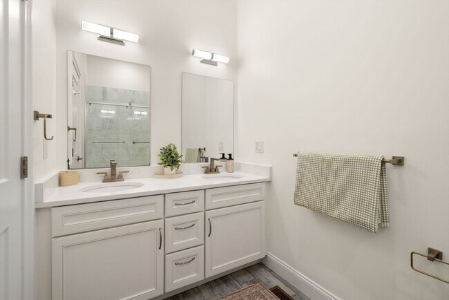 Building Photo - 162 Clark St