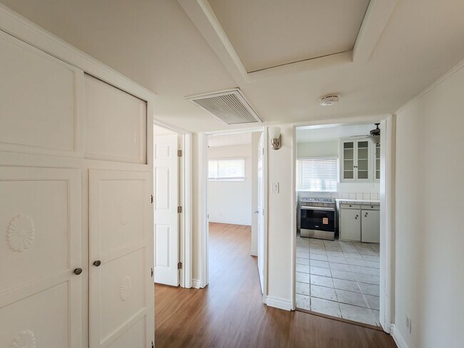Building Photo - Charming 2-Bedroom Retreat in La Crescenta – Available Now! OPEN HOUSE SATURDAY 6/13 FROM 2:30 PM...